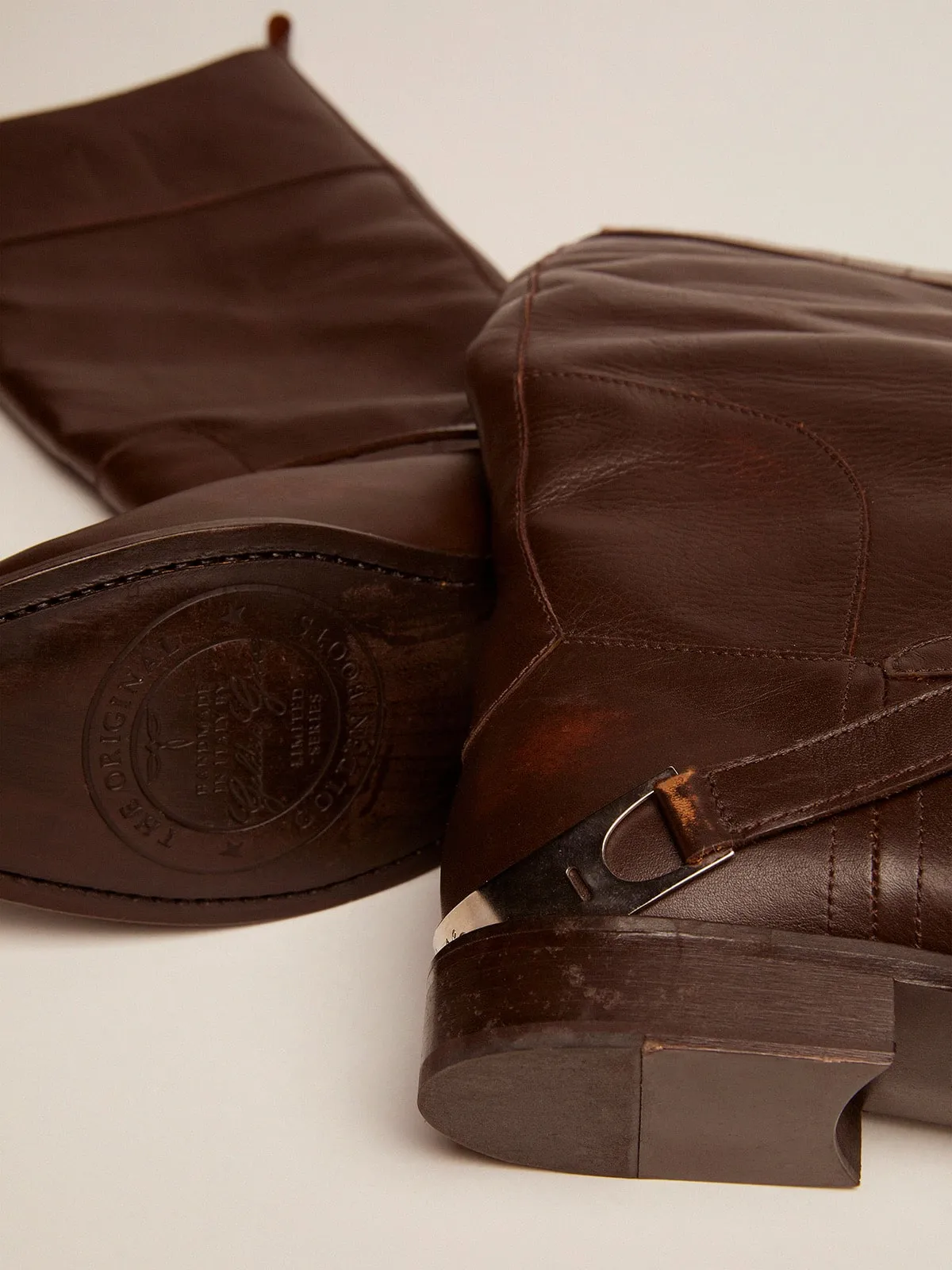 Botas Charlie para mujer de piel marrón oscuro y bocado en el tacón