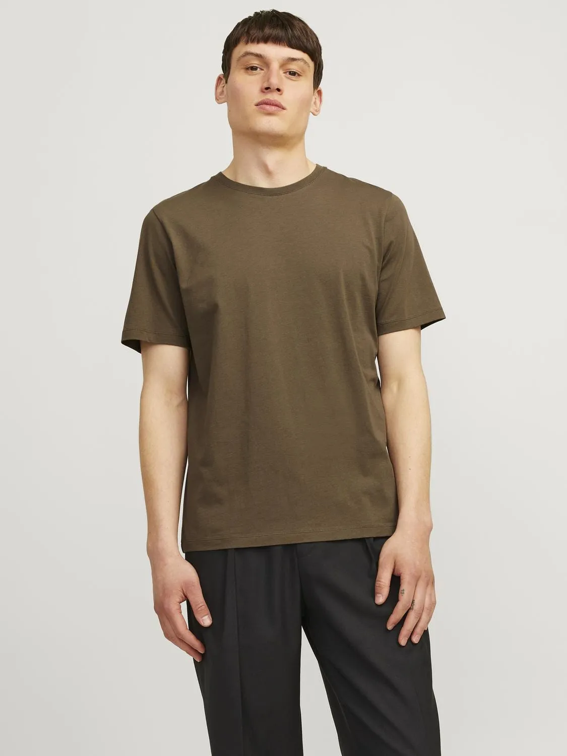 CAMISETA BáSICA MARRóN  JJEORGANIC