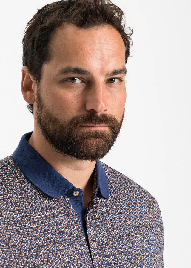 Polo Azul con estampado gráfico